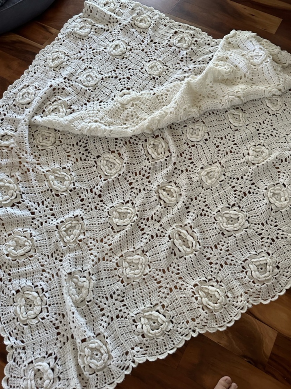 Vintage twin crochet rose flower blanket - Picture 3 of 9